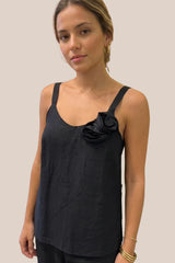 BLUSA NEGRA SIN MANGA CON FLOR