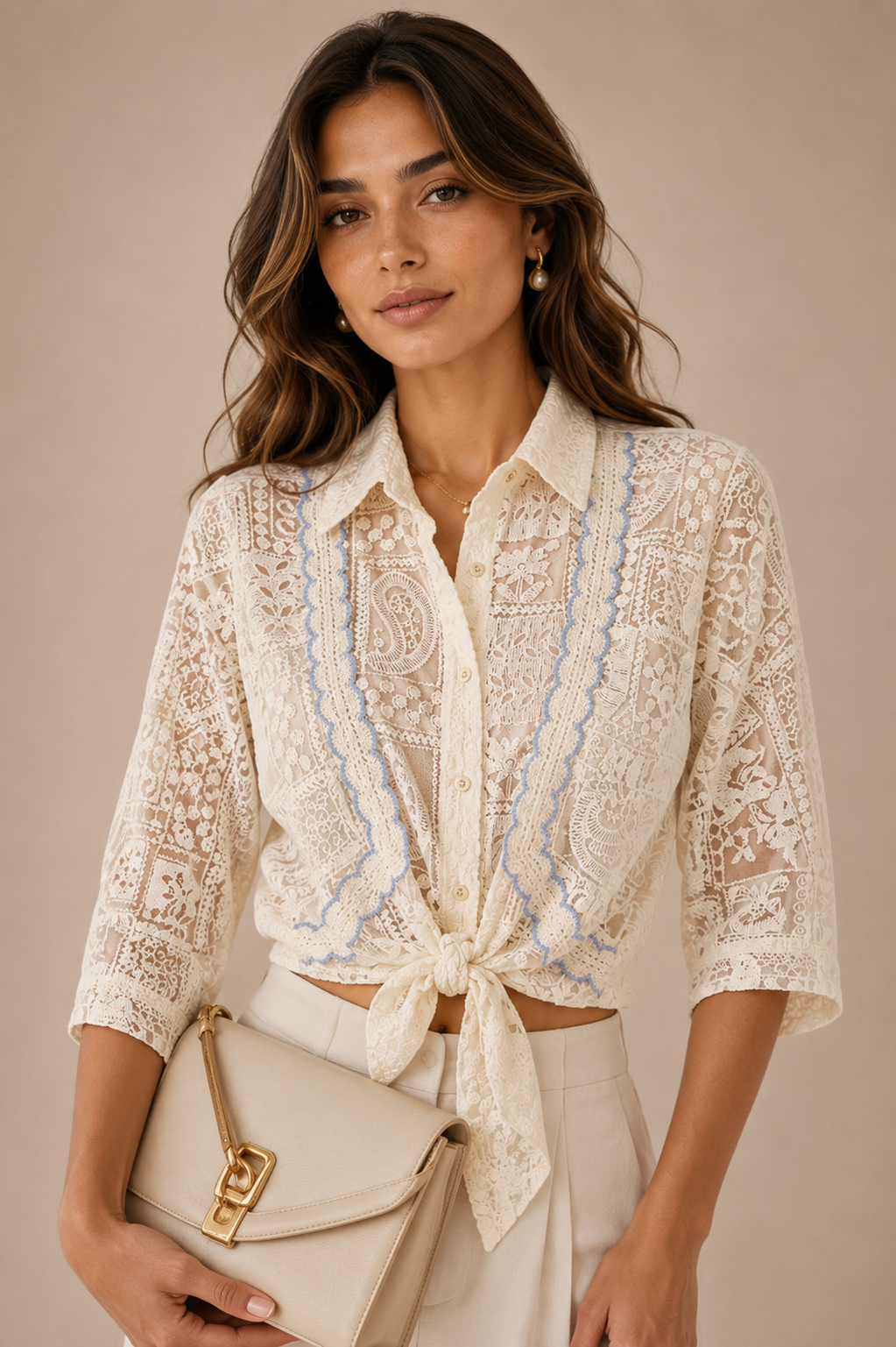 Blusa Beige en Encaje Cuello Con Solapas, Mangas 3/4 Detalles en Azul