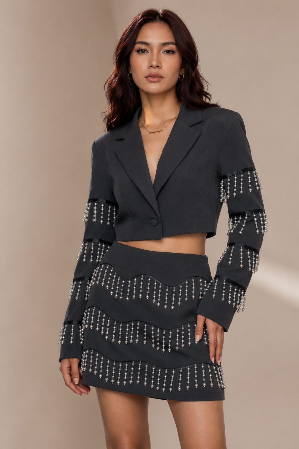 Conjunto Gris Corto de Falda y Saco Con Perlas
