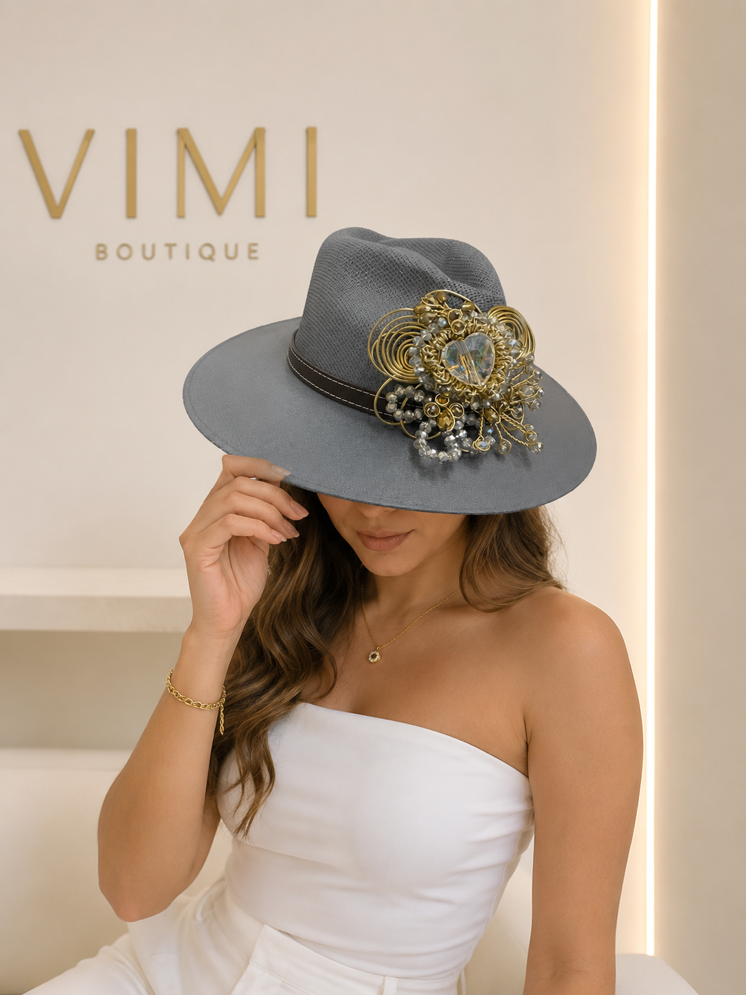 SOMBRERO GRIS CON APLICACIÓN JOYA