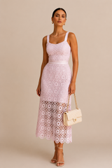 Conjunto Rosa de Encaje, Top Tirantes Cuello Redondo y Falda