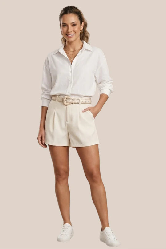 SHORT BEIGE CON CINTO DE ESTOPEROLES