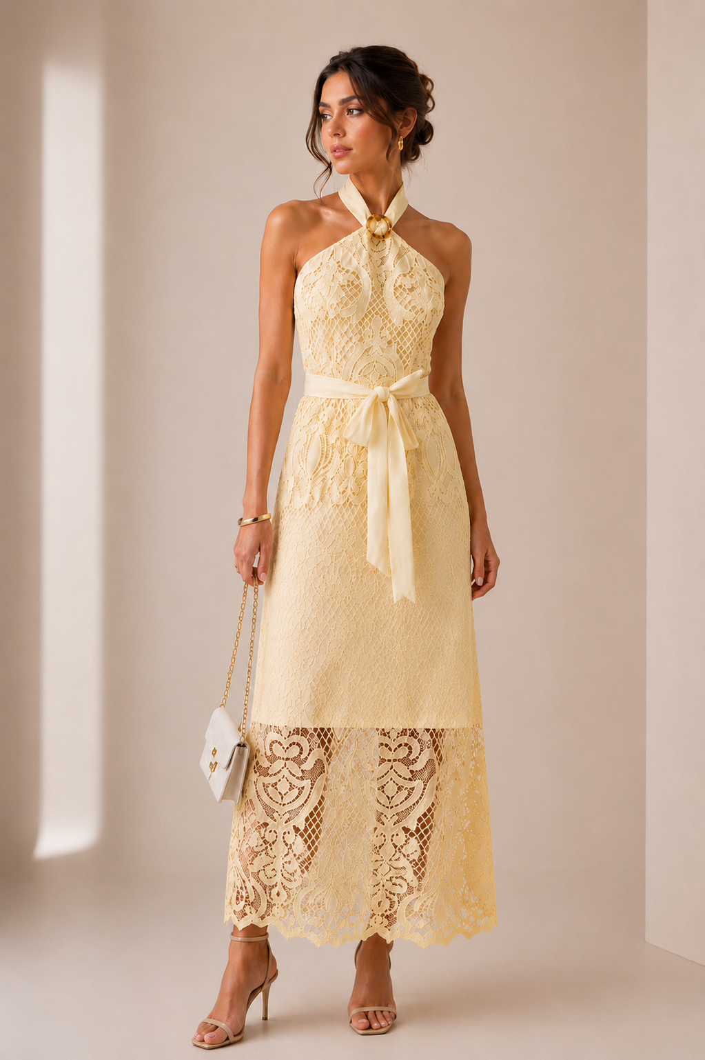 Vestido de Encaje Floral con Broche Dorado