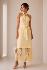 Vestido de Encaje Floral con Broche Dorado