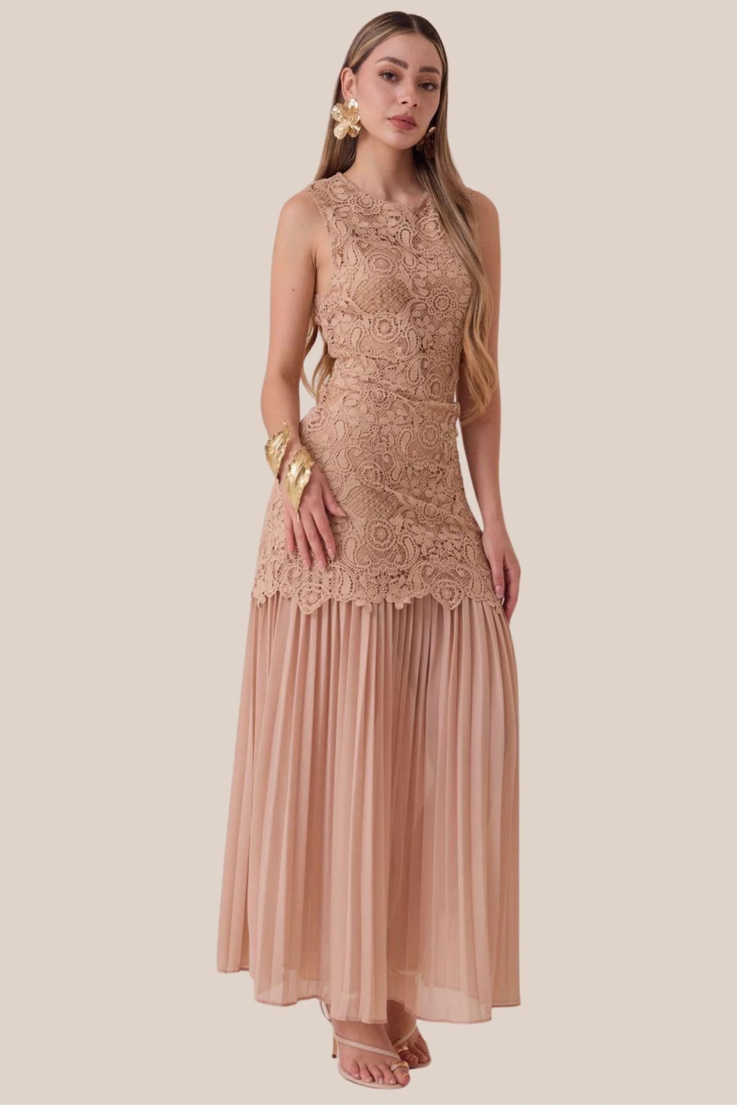 Vestido Beige Largo de Encaje y Gasa Plisada