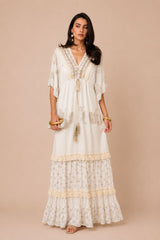 Vestido Blanco Cuello V Con Bordado de Hilos Dorados