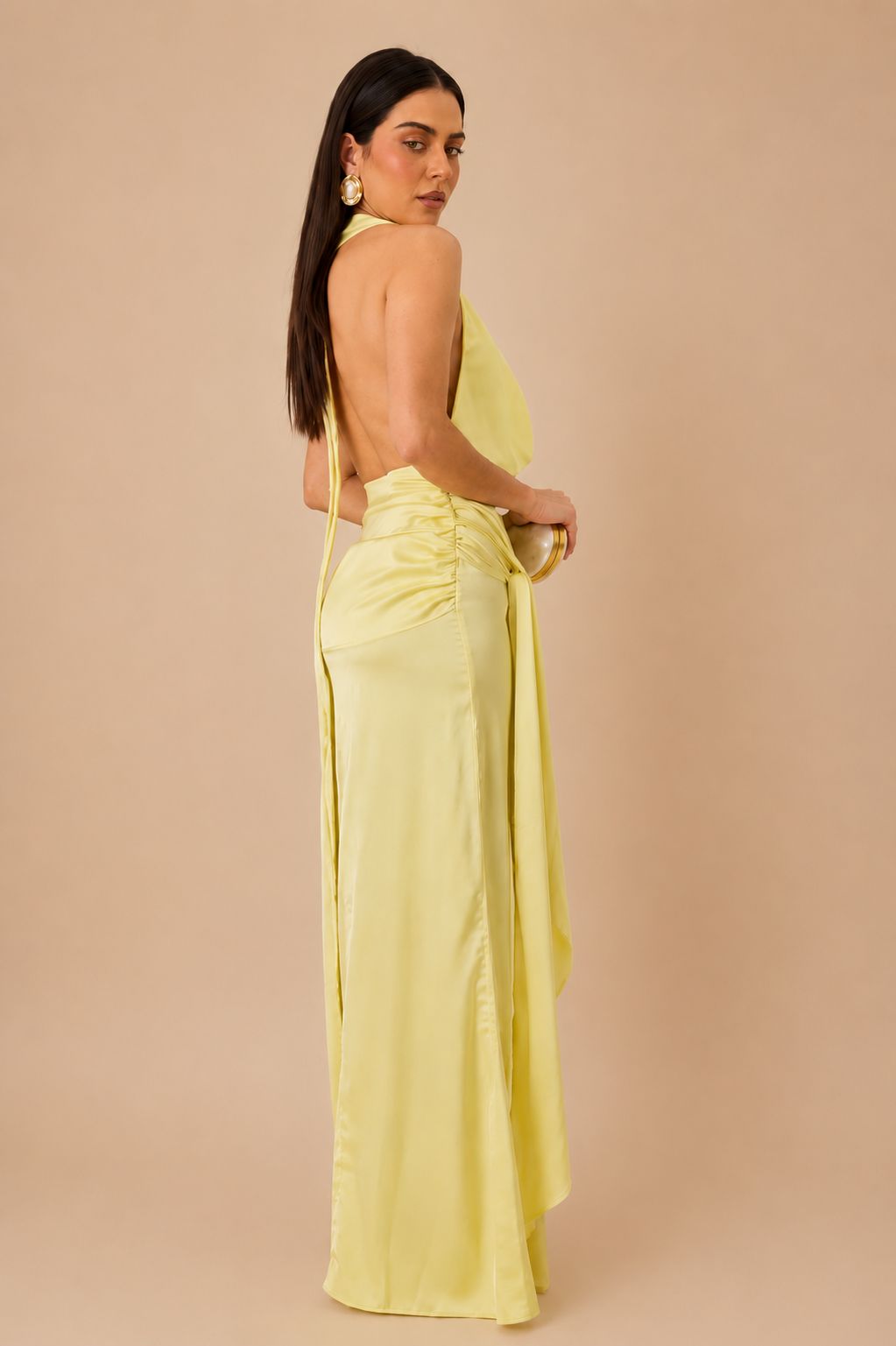 Vestido Amarillo de Satín Con Drapeado Lateral