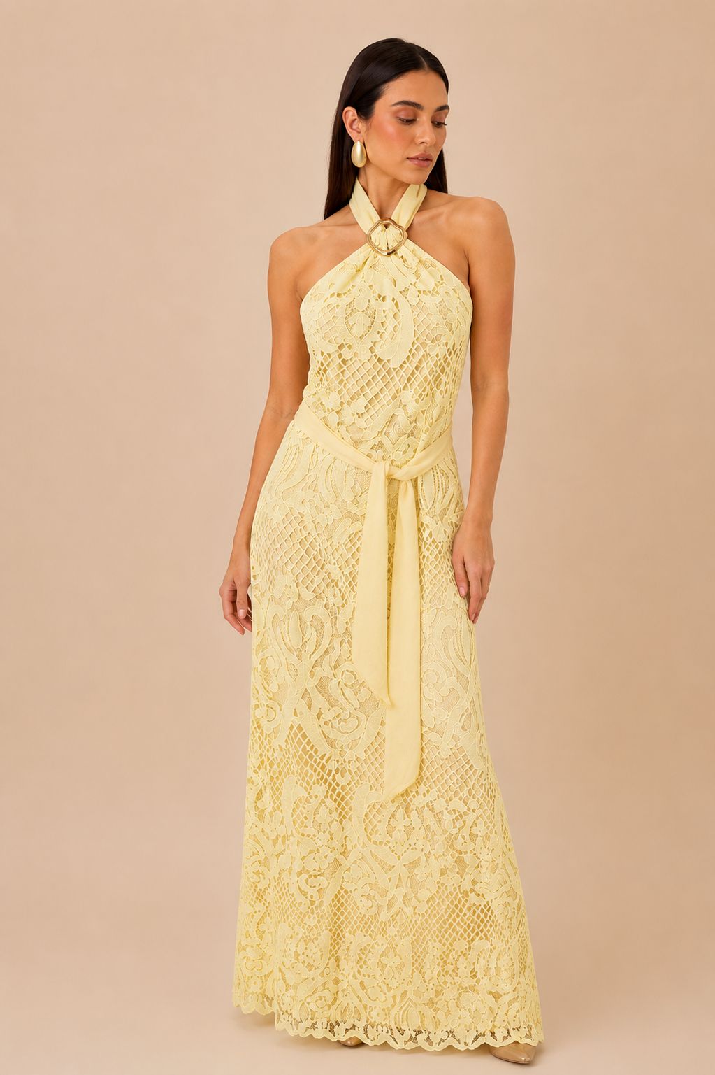 Vestido de Encaje Floral con Broche Dorado