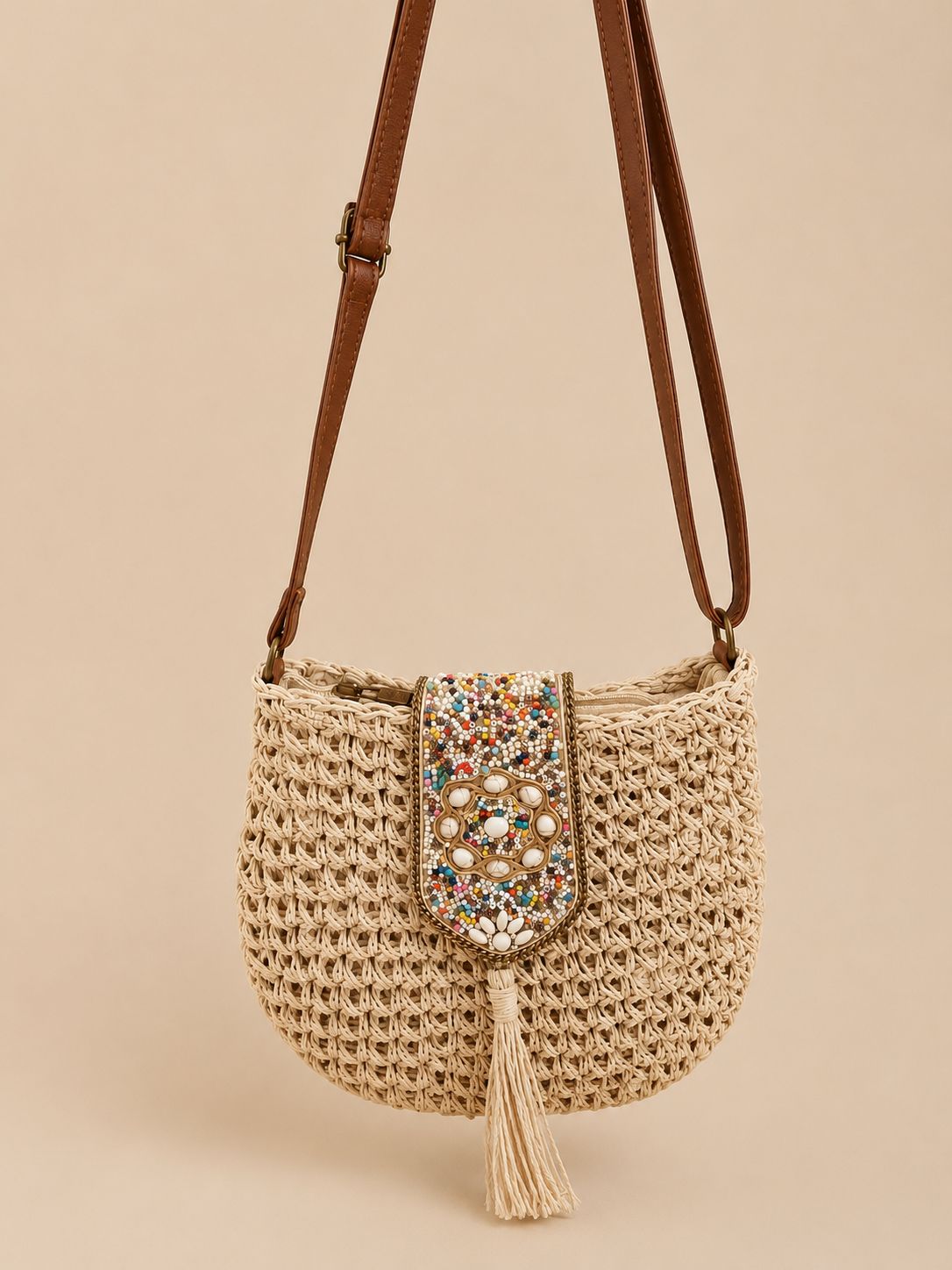 BOLSA TEJIDA CON CIERRE BEIGE CON CHAQUIRAS