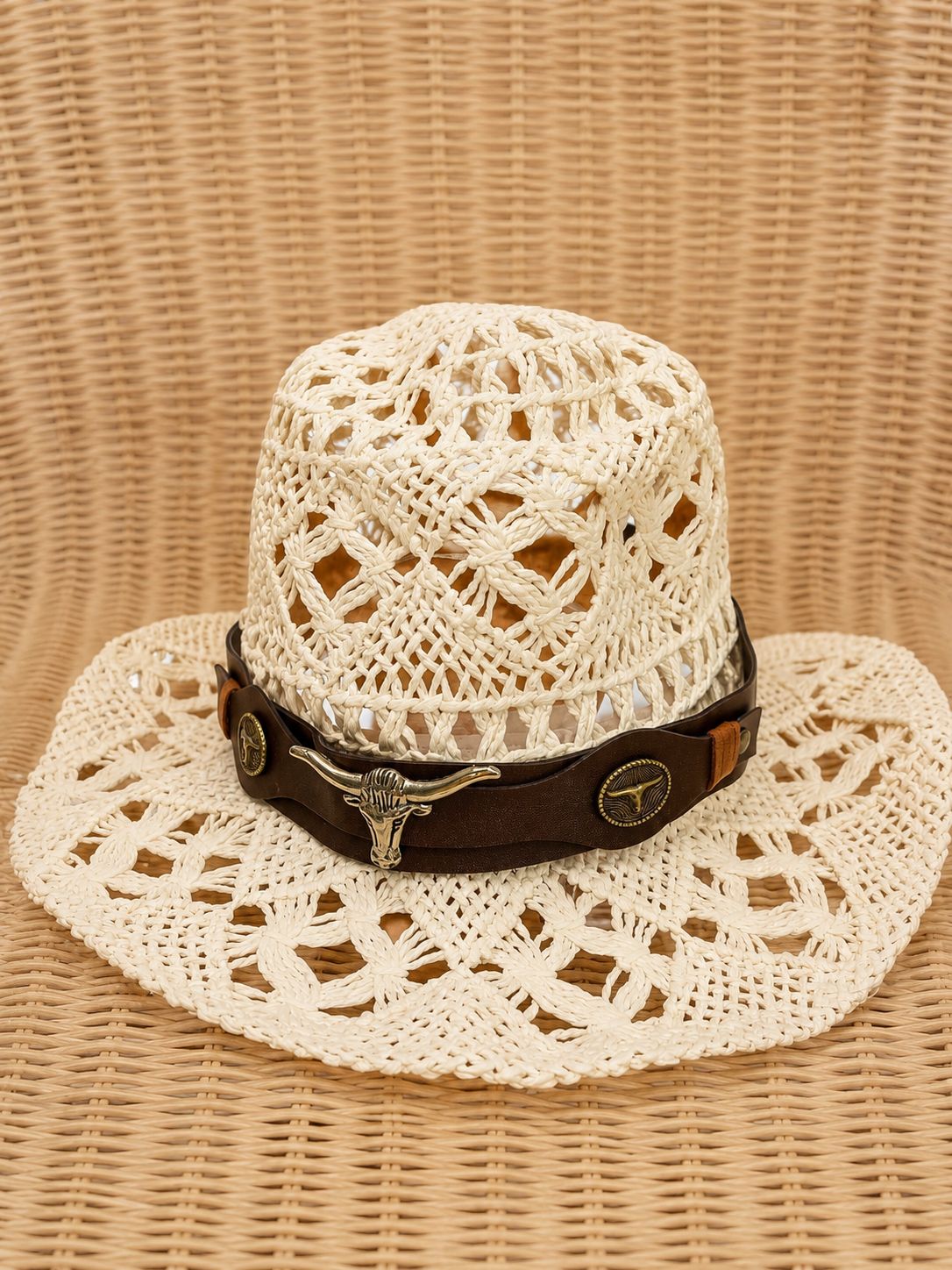 SOMBRERO TEJIDO BLANCO DIJE DE TORO