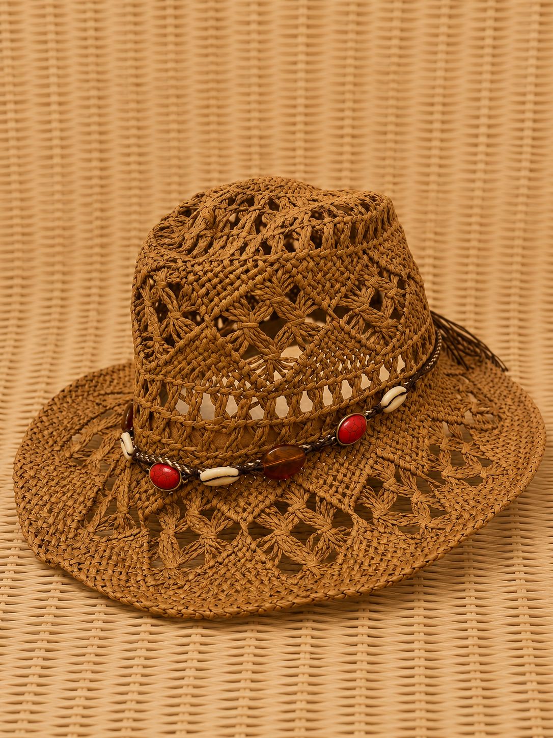 SOMBRERO CAFE CON PIEDRAS ROJAS Y CONCHAS